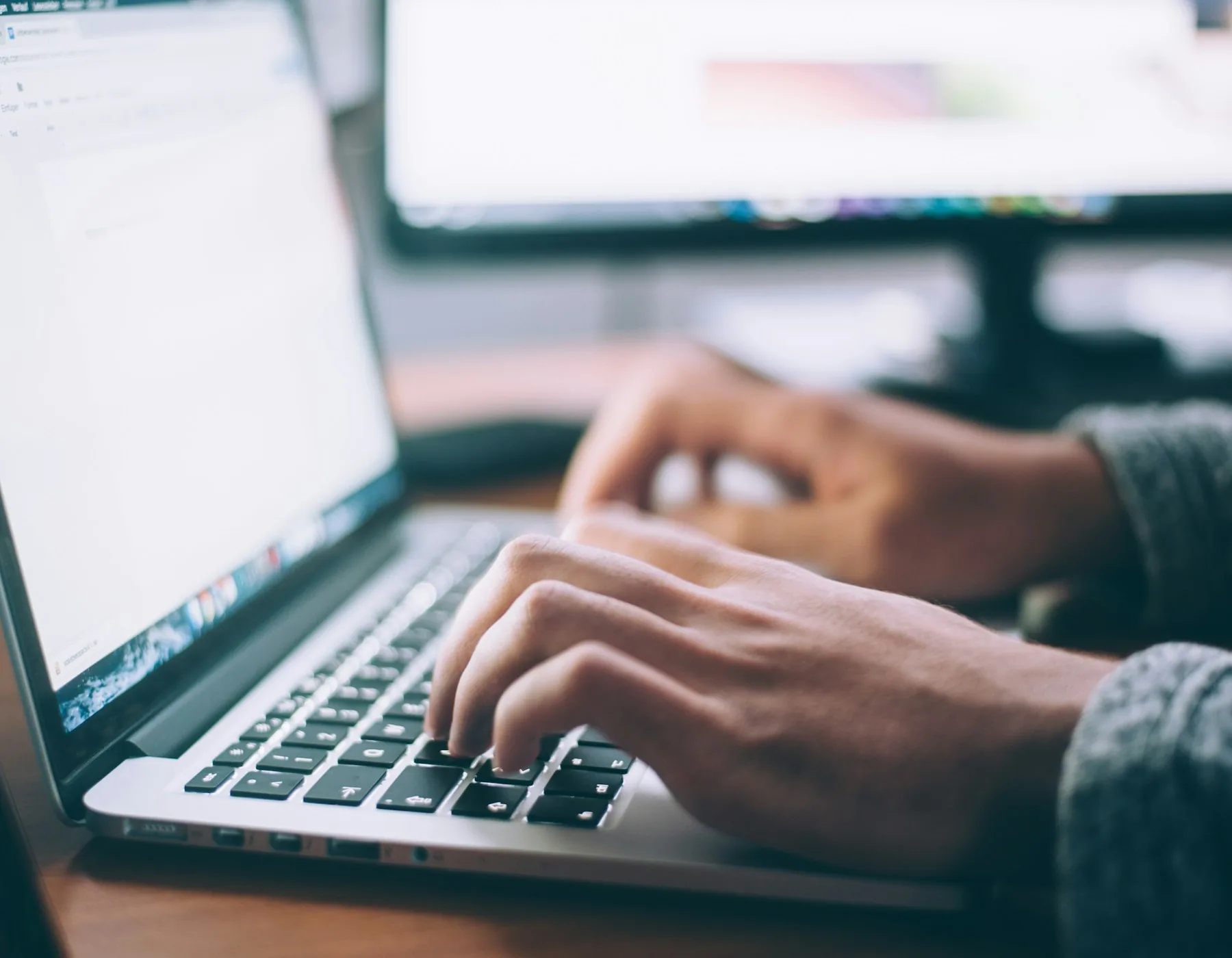 Medewerker werkt met AI op een laptop